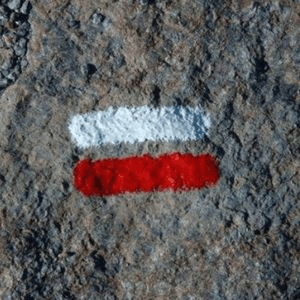 Marca de senyalització del GR: una franja blanca sobre una de vermella pintades a la roca